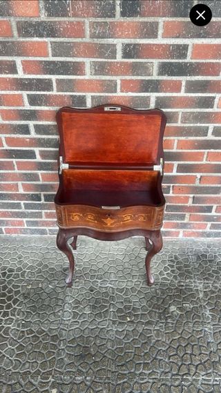 Mesa costurera antigua de madera