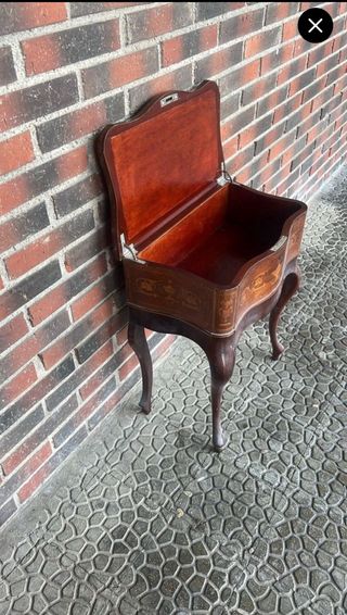 Mesa costurera antigua de madera