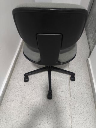 Silla de oficina económica con ruedas