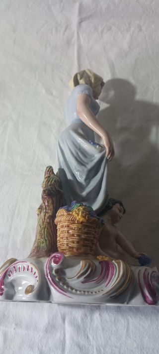 PRECIOSA FIGURA PORCELANA DE SURADA s.XX