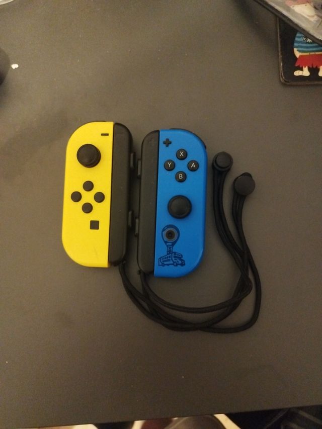 Joy-Con Nintendo - Azul y Amarillo modelo Fornite