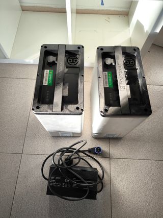 2 Baterías + cargador
