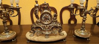 Orologio e lampadari in bronzo dorato