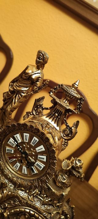 Orologio e lampadari in bronzo dorato
