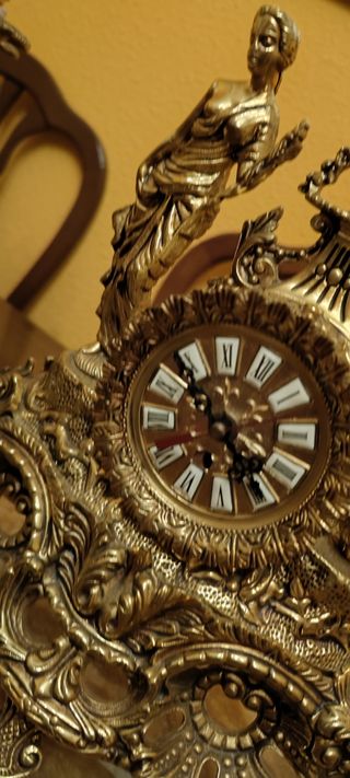 Orologio e lampadari in bronzo dorato