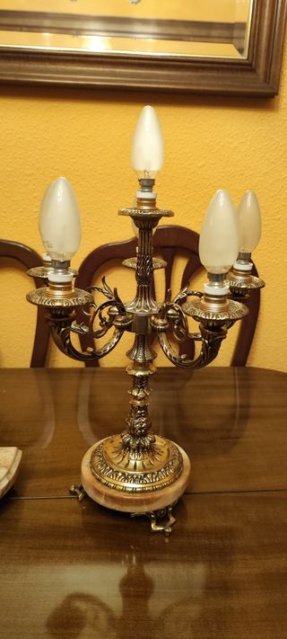 Orologio e lampadari in bronzo dorato
