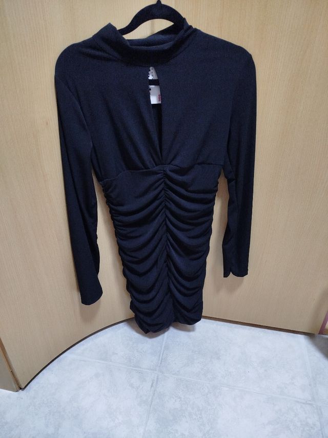 Vestido negro fruncido.