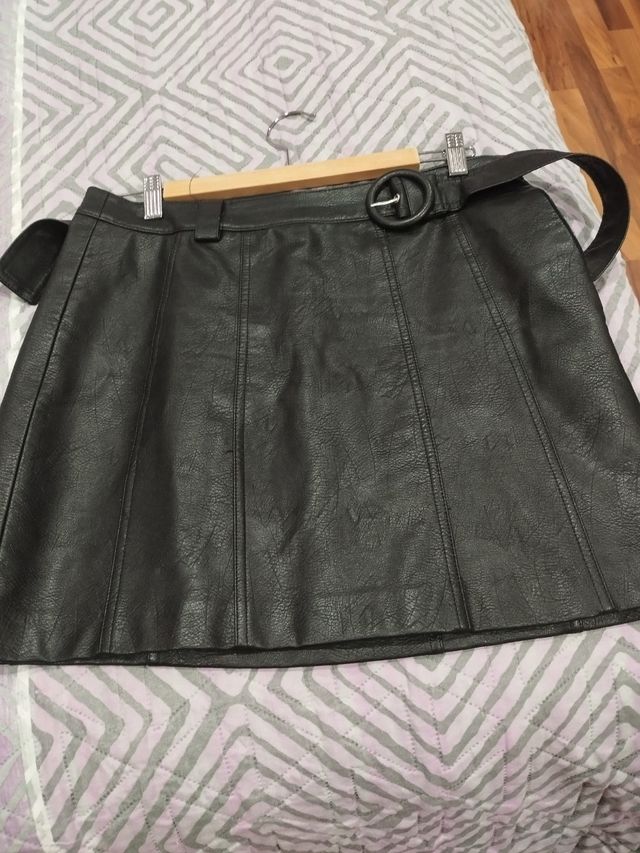 Falda de cuero. Talla 40....como nueva