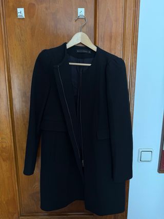 Abrigo negro Zara 