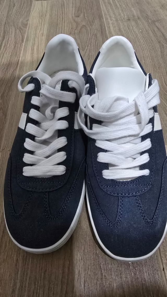 Scarpe bianche e blu