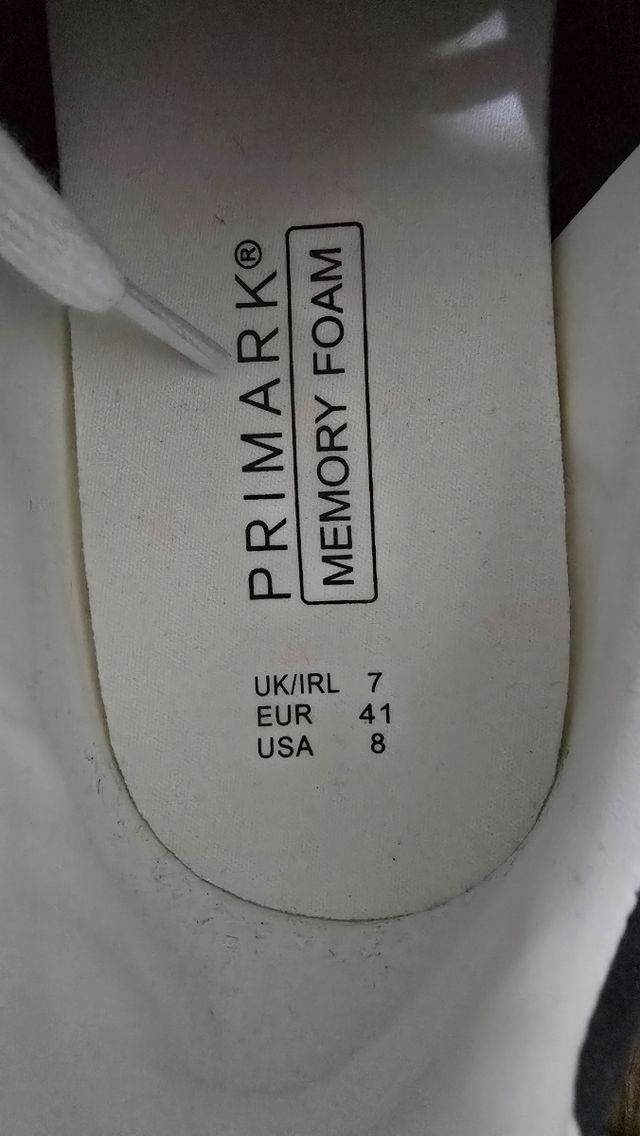 Scarpe bianche e blu