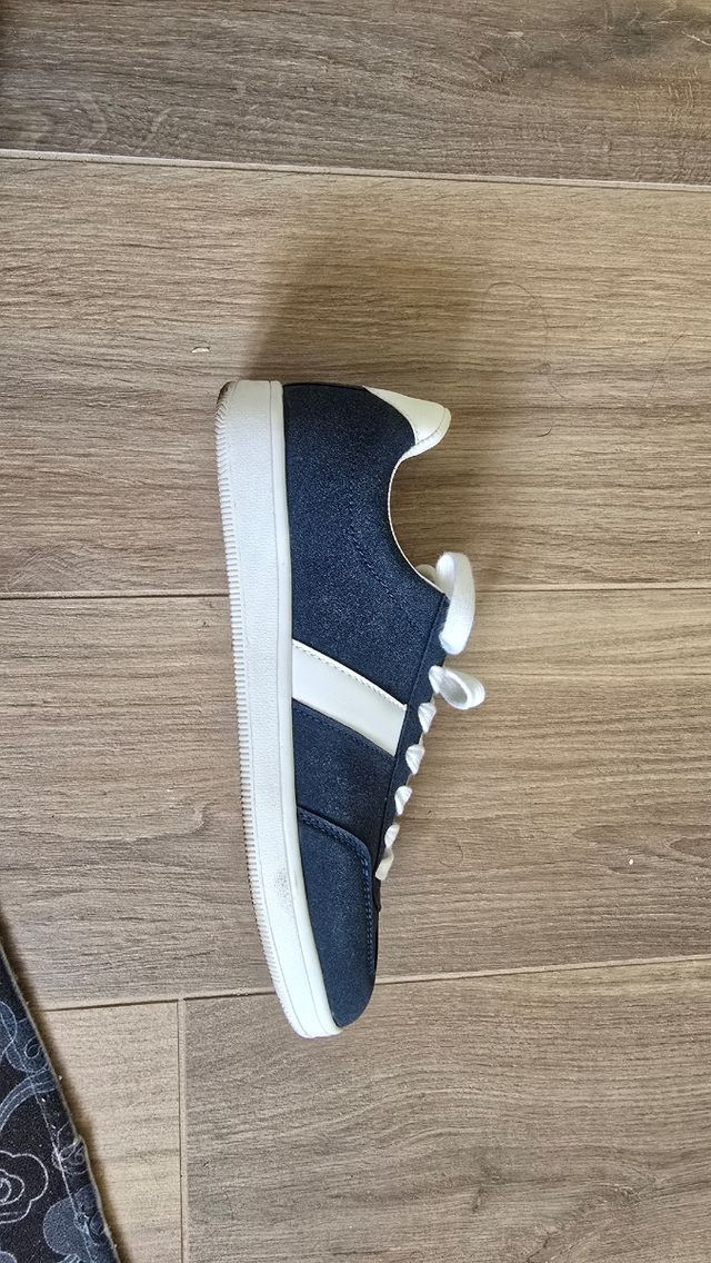 Scarpe bianche e blu