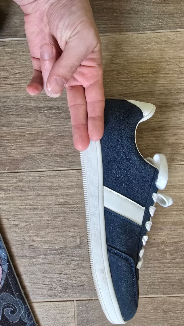 Scarpe bianche e blu