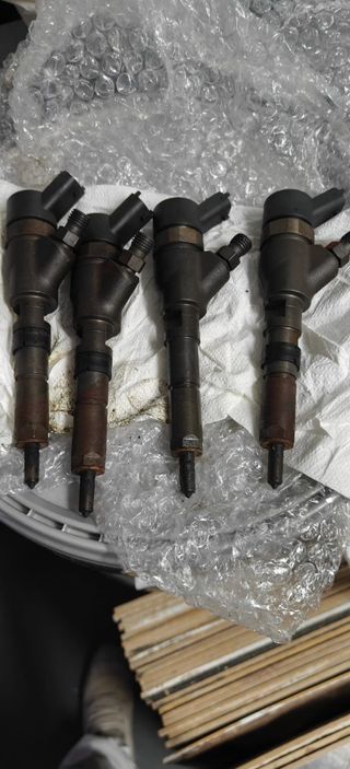 Inyectores y bomba del agua Kia Carens 2008