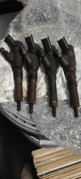 Inyectores y bomba del agua Kia Carens 2008