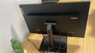 Viene con cable de corriente, hdmi y el de multime