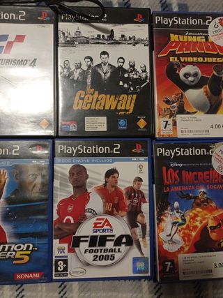 PlayStation 2 con mandos y juegos