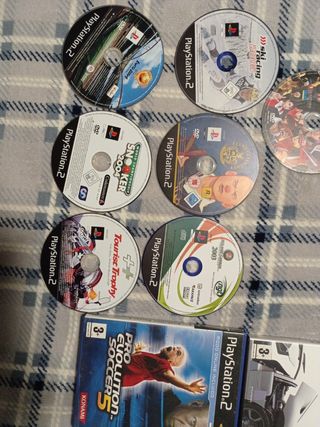 PlayStation 2 con mandos y juegos