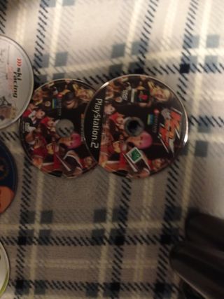 PlayStation 2 con mandos y juegos