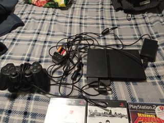PlayStation 2 con mandos y juegos