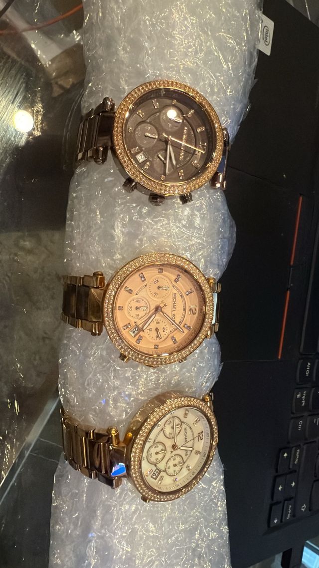 3 Relojes Michael Kors - Dorados