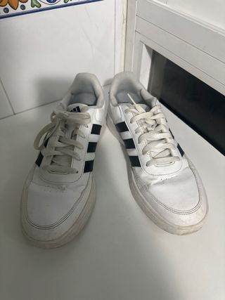 Zapatillas Adidas blancas y negras