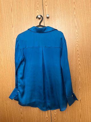 Camisa Zara azul satinada