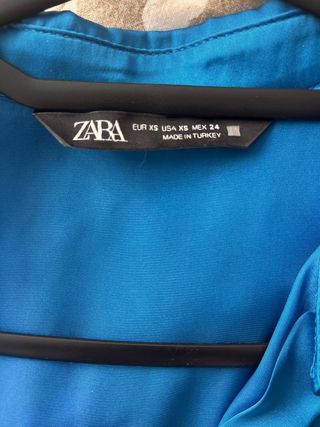 Camisa Zara azul satinada