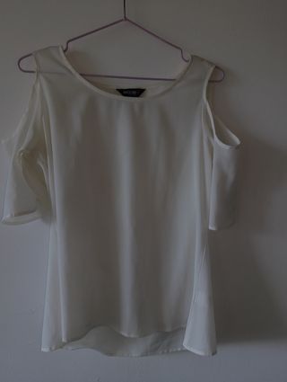 Blusa blanca hombros descubiertos.