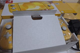 Nintendo Switch Lite amarilla + Pokémon Perla + PB