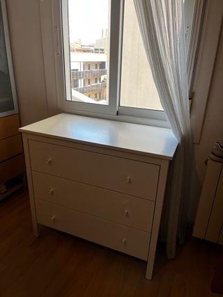 Cómoda blanca de madera