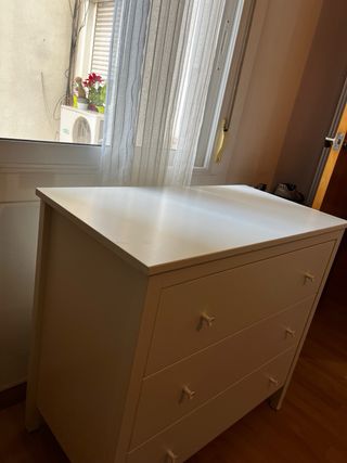 Cómoda blanca de madera