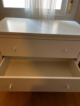 Cómoda blanca de madera