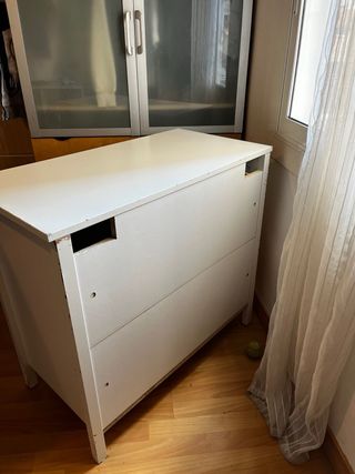 Cómoda blanca de madera