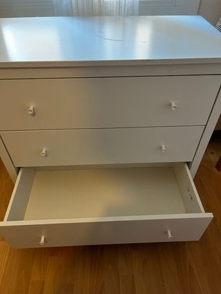 Cómoda blanca de madera