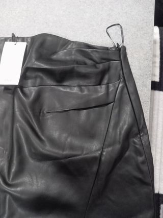 Falda negra cuero sintético