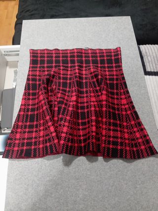 Falda escocesa roja y negra