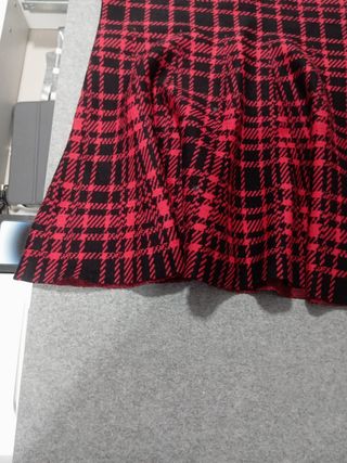 Falda escocesa roja y negra