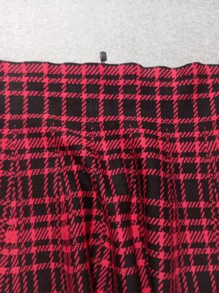 Falda escocesa roja y negra