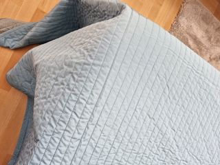 Colcha ikea azul celeste con cojines + relleno