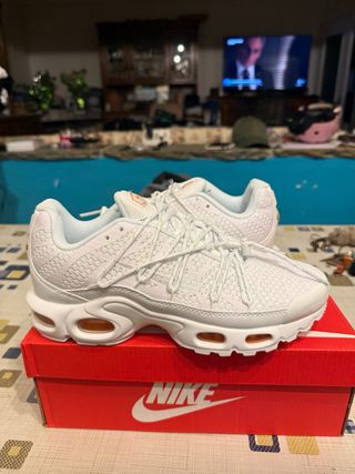 Nike Air Max Plus TN - Blancas - 44 de segunda mano por 75 EUR en  Borgomasino en WALLAPOP