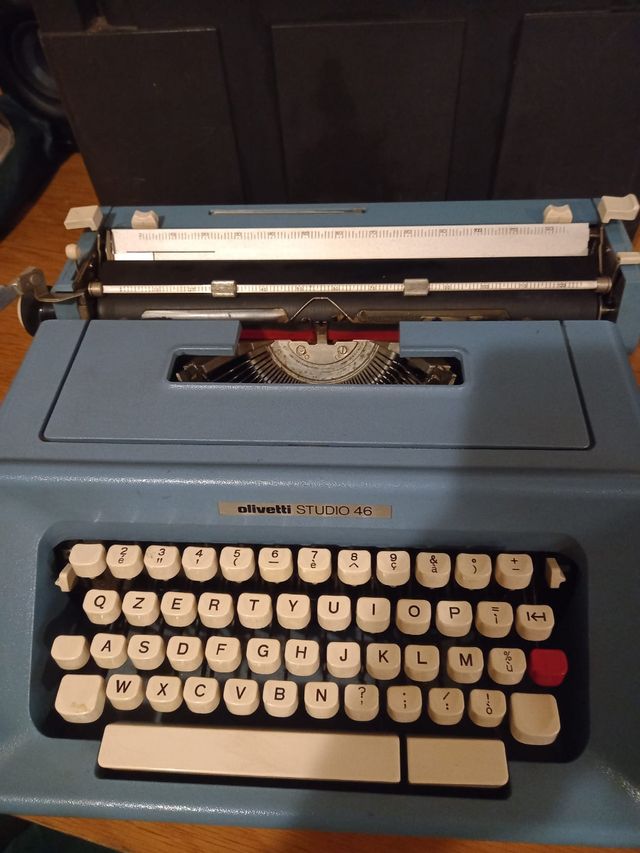 Macchina da scrivere Olivetti 46. Funzionante.