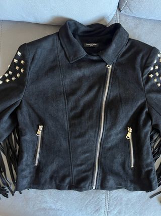 chaqueta negra con tachuelas y flecos Talla S