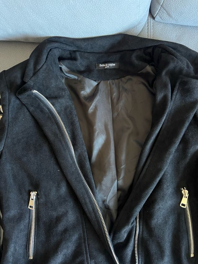 chaqueta negra con tachuelas y flecos Talla S