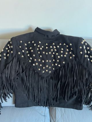 chaqueta negra con tachuelas y flecos Talla S