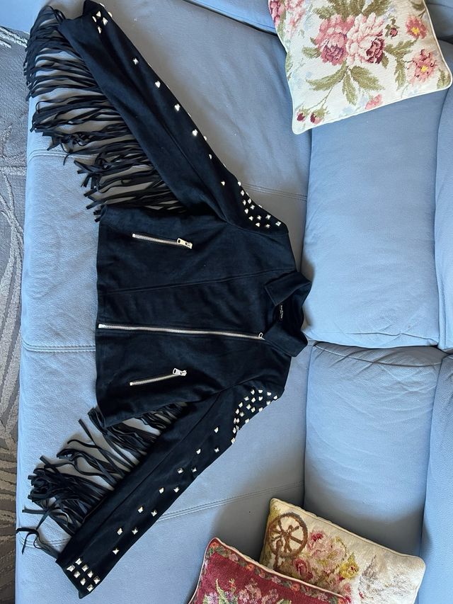 chaqueta negra con tachuelas y flecos Talla S