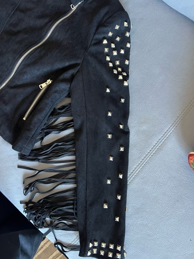 chaqueta negra con tachuelas y flecos Talla S