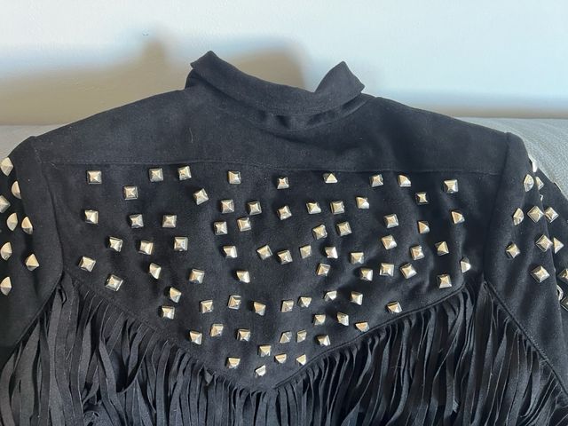 chaqueta negra con tachuelas y flecos Talla S