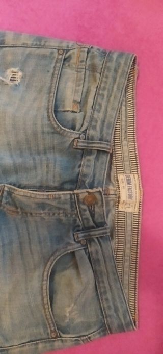 Pantalón vaquero roto rasgado