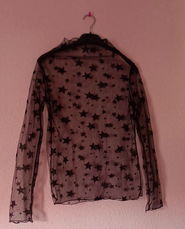 Blusa negra de red con estrellas